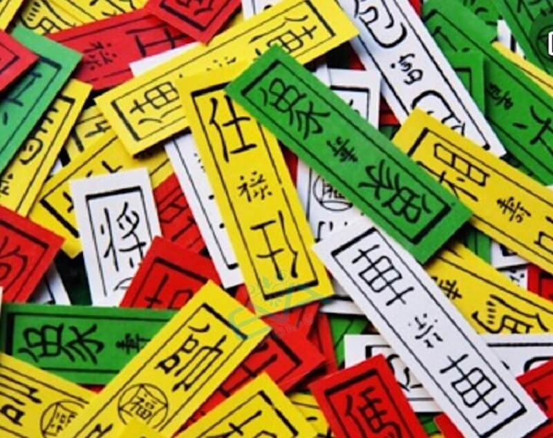 Tứ sắc có nhiều đặc điểm và lối chơi tương đối như bài Tam Cúc